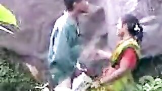 जंगल में चट्टान के पास देसी अंकल आंटी की चुदाई