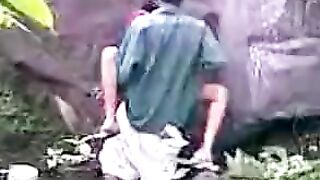 जंगल में चट्टान के पास देसी अंकल आंटी की चुदाई