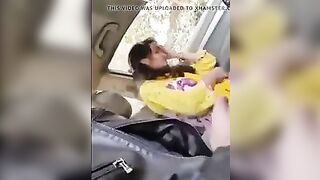पाकिस्तानी लड़की ने कार में लंड चूसा