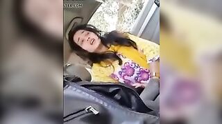 पाकिस्तानी लड़की ने कार में लंड चूसा