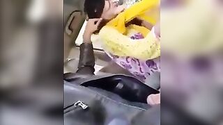 पाकिस्तानी लड़की ने कार में लंड चूसा