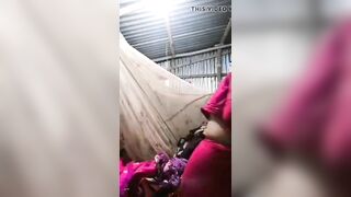बांगला भाभी ने साडी खोल के चूत दिखाई
