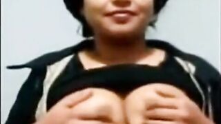 सेक्सी देसी आंटी ने वीडियो कॉल में चूत दिखाई