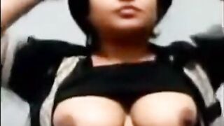 सेक्सी देसी आंटी ने वीडियो कॉल में चूत दिखाई