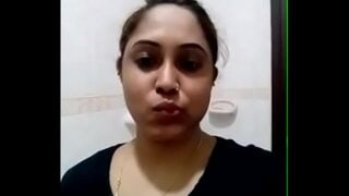 सेक्सी भाभी की बाथरूम में बुर की सेल्फी