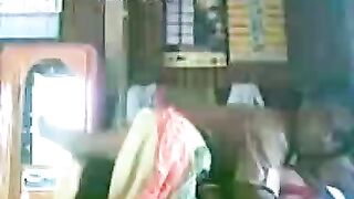 आंटी को पकड के चोद लिया लड़के ने