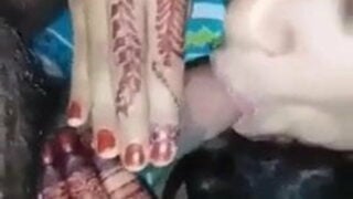 भाभी ने महंदी वाले हाथ से लंड पकड के चूसा
