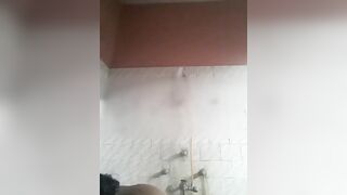 बाथरूम में चूची हिला के नहाती भाभी