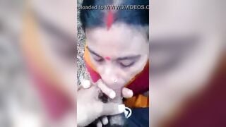 आंटी ने खेत में लंड चूसा