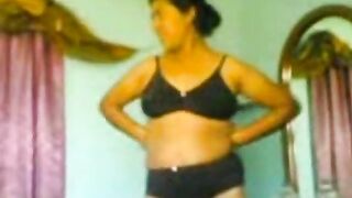देसी रंडी को उसके घर में चोदा