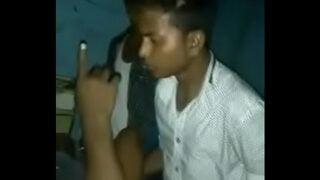 बंगाली रंडी को घर ला के चोदा लौंडो ने