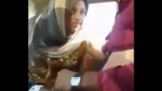 हैदर ने खाला को कार में चोदा
