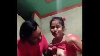 घर में भाभी की चूची चूस के मस्ती की देवर ने