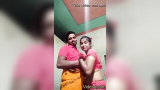 घर में भाभी की चूची चूस के मस्ती की देवर ने