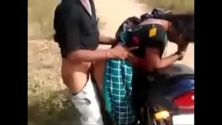 विलेज की रंडी को बाइक पकड़ा के चोदा