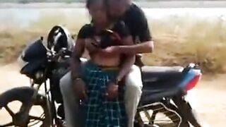 विलेज की रंडी को बाइक पकड़ा के चोदा