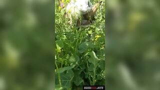 सरदार जी ने खेतों में आंटी को पेल दिया