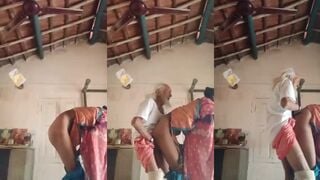 जडीबुटी बेचने वाले बूढ़े ने जवान लड़की की चूत ली घोड़ी बना के