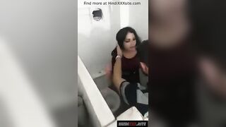 ओन साईट पर गई एनआरआई लड़की की स्टाफ टॉयलेट में चुदाई