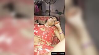 बीवी की बुर में अंगूठा डालने का वीडियो बनाया पति ने