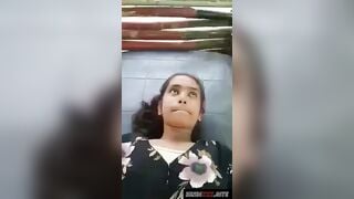 जींस ऊपर कर के छोटी लड़की की चिकनी चूत मारी