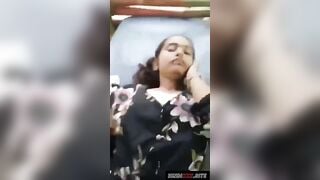 जींस ऊपर कर के छोटी लड़की की चिकनी चूत मारी
