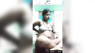 गाँव की भाभी ने गरम बुर में ऊँगली कर के बीएफ बनाई