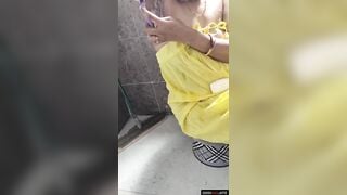 बगल की झांट निकालती हुई बीवी का वीडियो बनाया