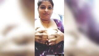 साउथ इंडियन आंटी के दूधू देखो!