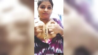 साउथ इंडियन आंटी के दूधू देखो!