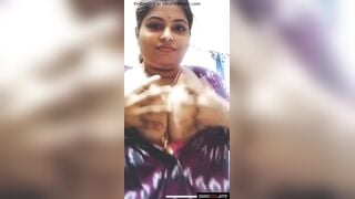 साउथ इंडियन आंटी के दूधू देखो!