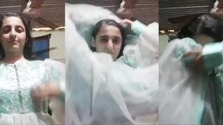 लाइव वीडियो कॉल में चूचियां दिखाती लड़की