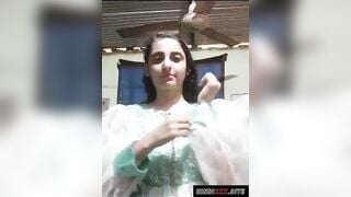 लाइव वीडियो कॉल में चूचियां दिखाती लड़की