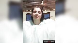 लाइव वीडियो कॉल में चूचियां दिखाती लड़की