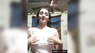 लाइव वीडियो कॉल में चूचियां दिखाती लड़की
