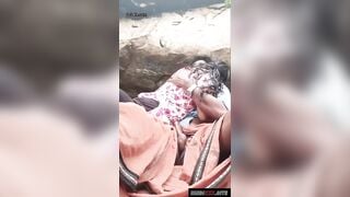 साउथ तमिल कपल चट्टानों के पीछे मस्ती मारते हुए
