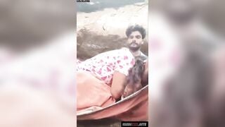 साउथ तमिल कपल चट्टानों के पीछे मस्ती मारते हुए