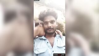 साउथ तमिल कपल चट्टानों के पीछे मस्ती मारते हुए