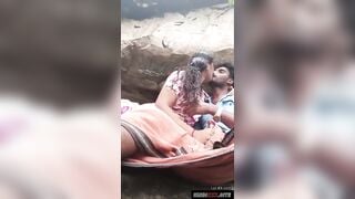 साउथ तमिल कपल चट्टानों के पीछे मस्ती मारते हुए