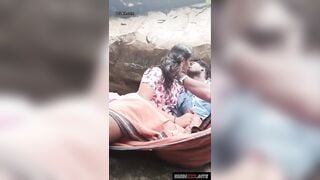 साउथ तमिल कपल चट्टानों के पीछे मस्ती मारते हुए