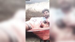 साउथ तमिल कपल चट्टानों के पीछे मस्ती मारते हुए