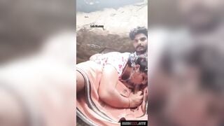 साउथ तमिल कपल चट्टानों के पीछे मस्ती मारते हुए