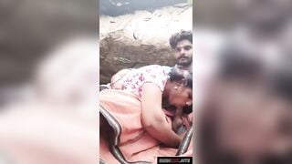 साउथ तमिल कपल चट्टानों के पीछे मस्ती मारते हुए