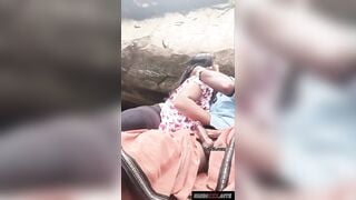 साउथ तमिल कपल चट्टानों के पीछे मस्ती मारते हुए