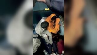 नये कपल की रोमांटिक चुम्माचाटी चलती हुई ट्रेन में!