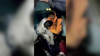 नये कपल की रोमांटिक चुम्माचाटी चलती हुई ट्रेन में!