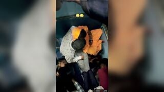 नये कपल की रोमांटिक चुम्माचाटी चलती हुई ट्रेन में!