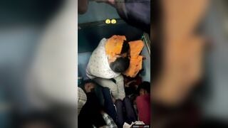 नये कपल की रोमांटिक चुम्माचाटी चलती हुई ट्रेन में!