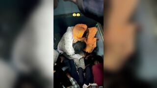 नये कपल की रोमांटिक चुम्माचाटी चलती हुई ट्रेन में!