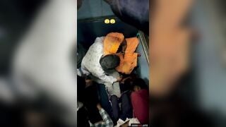 नये कपल की रोमांटिक चुम्माचाटी चलती हुई ट्रेन में!